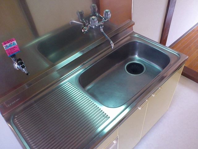 Kitchen. Please gas stove installed