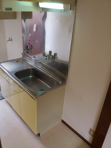 Kitchen. Refrigerator yard Ensure