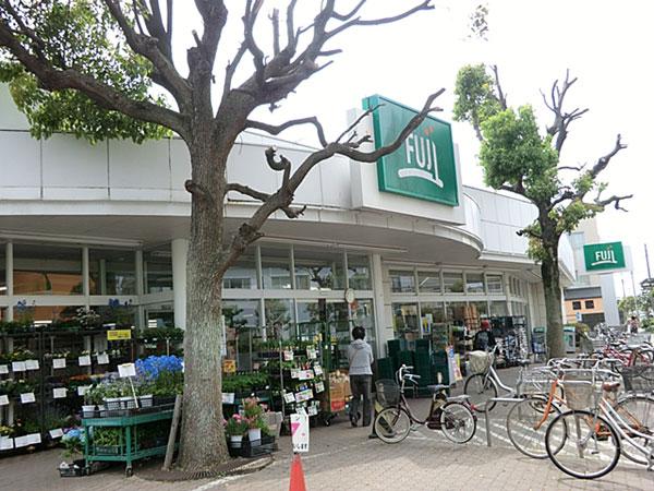 Supermarket. 680m until FUJI Matsugaoka shop