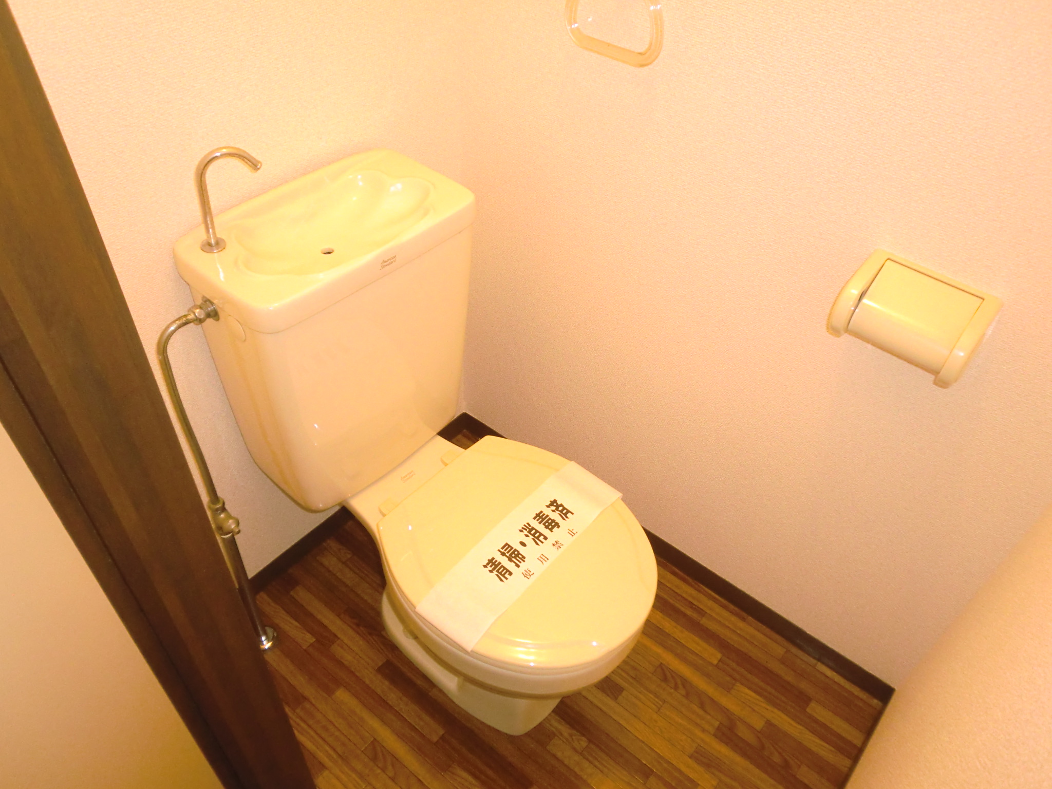 Toilet. toilet ・ Bus are separate