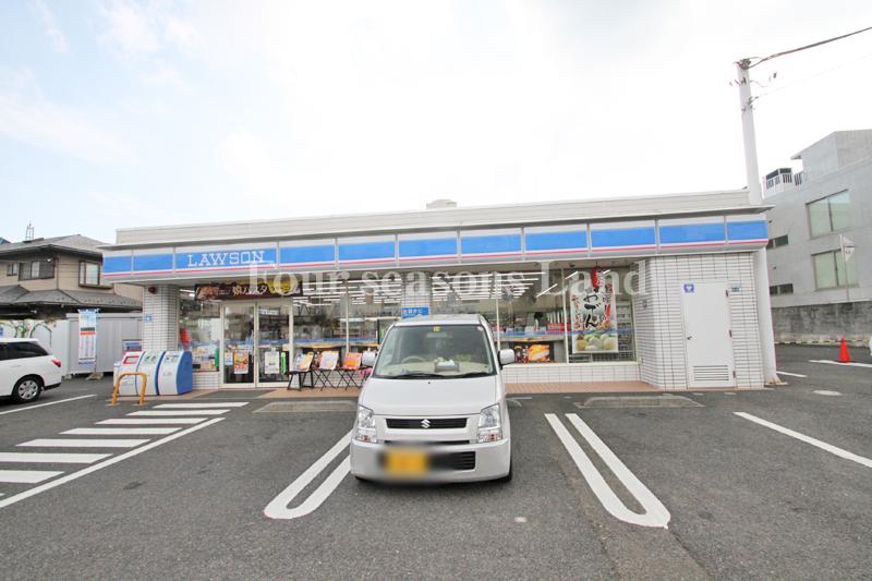 Convenience store. 995m until Lawson Chigasaki Higashikaiganminami shop
