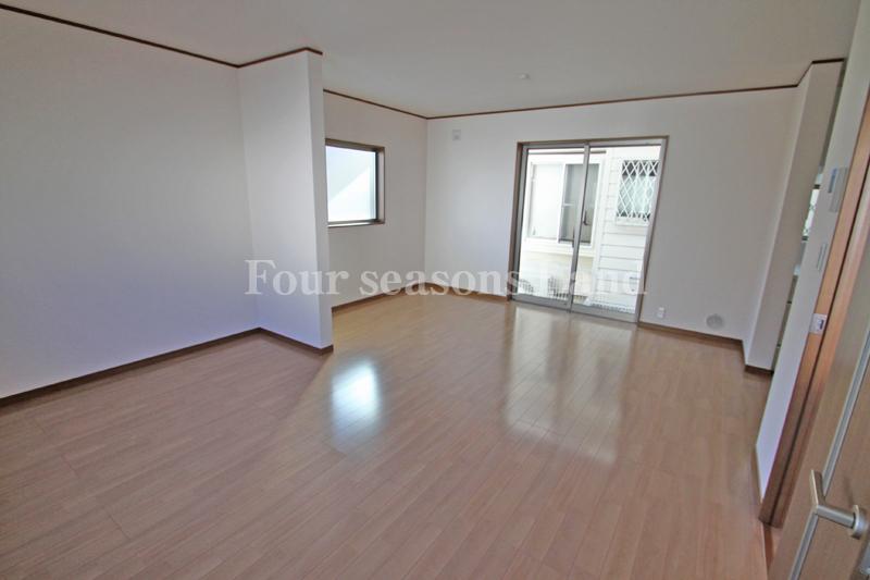 Living. Local (11 May 2013) Shooting 1 Building