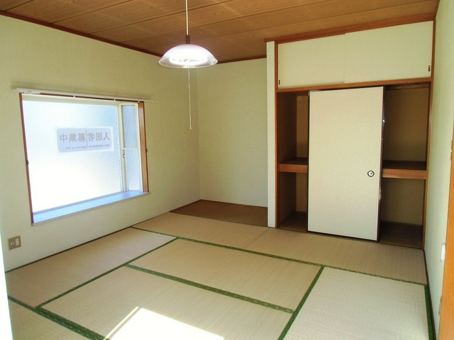 Living and room. 8 is a tatami mat Japanese-style room