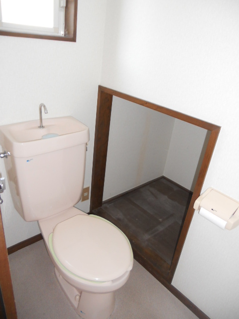 Toilet. Popular Terrace House ・ A quiet residential area ・ Sunny