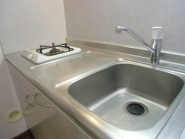 Kitchen. 1-neck with gas stove
