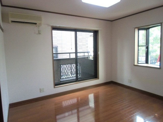 Living and room. Western-style with a bay window