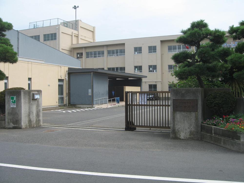 Junior high school. 30m to the first junior high school