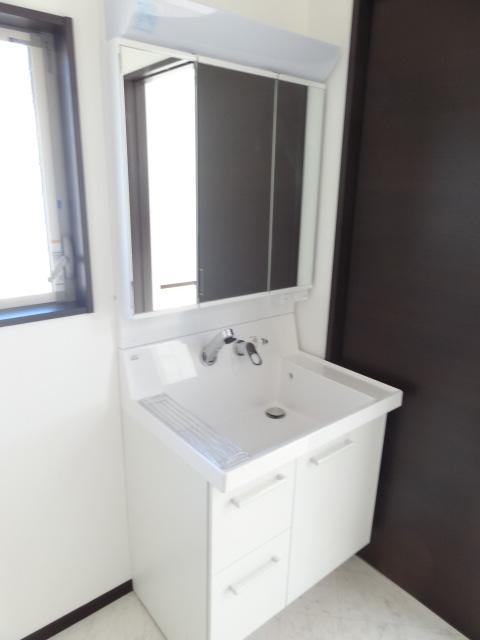 Wash basin, toilet. Indoor (12 May 2013) Shooting