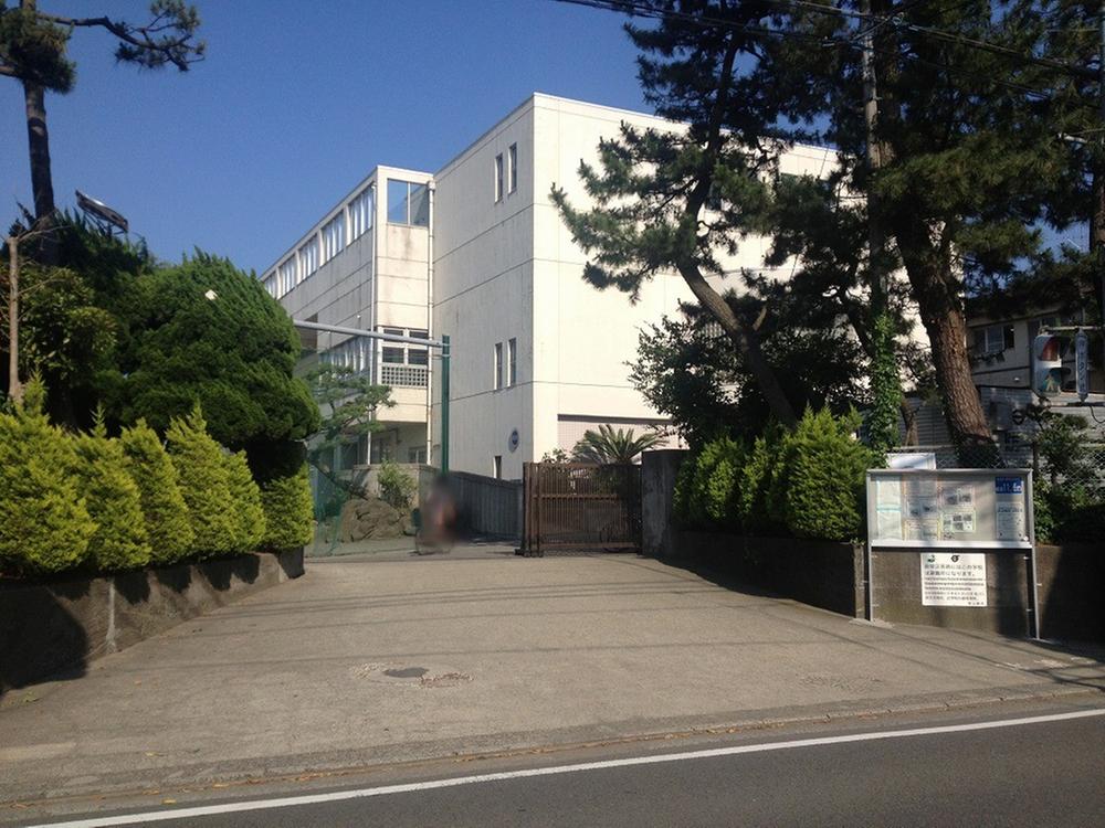 Primary school. Matsunami Matsunami elementary school, a 5-minute walk from the 400m field to elementary school. Attendance ・ Home from school has me also there watching cooperation of traffic safety to local people.