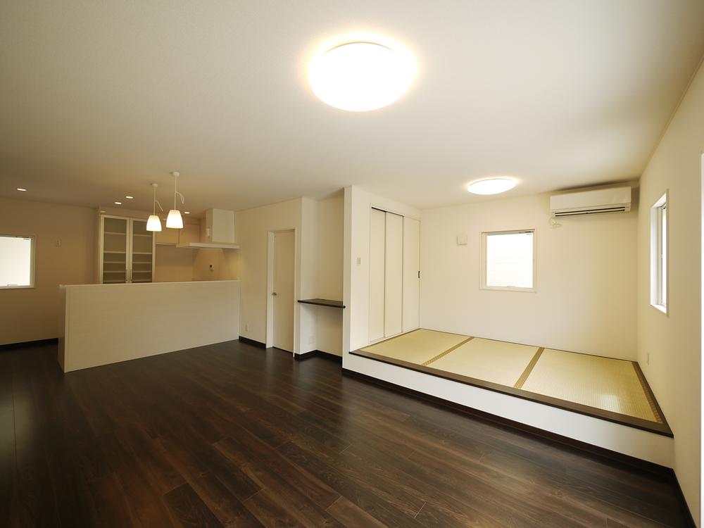 Living. (B Building LDK) ceiling height 2M50CM ・ A large space achieved by the use of steel in the beam. Floor plan that is clear in the meter module. Japanese-style room corner in the living room corner. Colors with a profound feeling