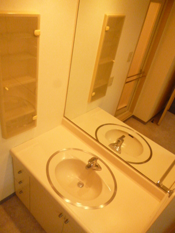 Other room space. Large independent wash basin