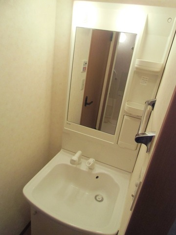 Other room space. Shampoo dresser