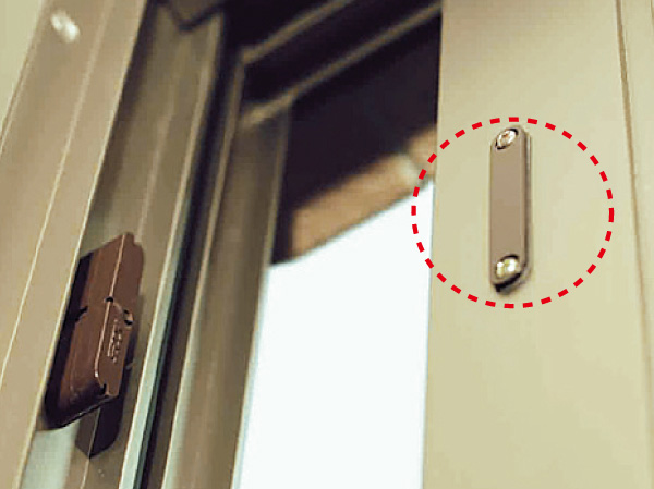 Security.  [Security sensors (all households)] Entrance of all houses ・ Magnetic security sensors installed in the window. In operation, Sound an alarm to be illegally opening and closing, It will also be reported to the Secom.  ※ Except for some openings. (Same specifications)