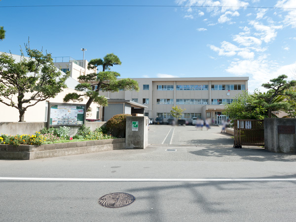Surrounding environment. City first junior high school (walk 16 minutes / About 1250m)