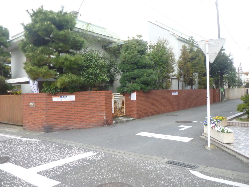 Local photos, including front road. Chigasaki-shi Station 5-minute walk