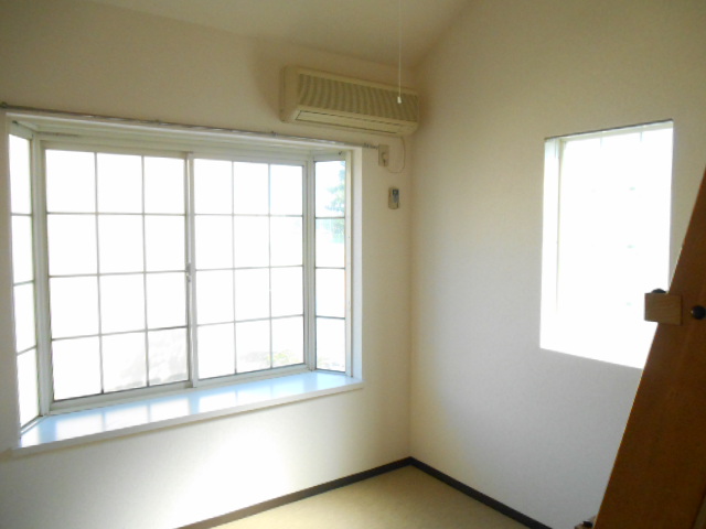 Living and room. Stylish bay windows