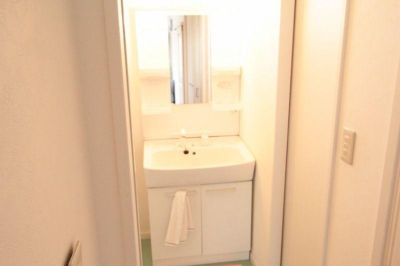 Wash basin, toilet. Indoor (12 May 2013) Shooting