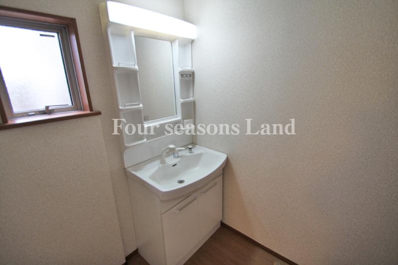 Wash basin, toilet. Local (September 2013) Shooting