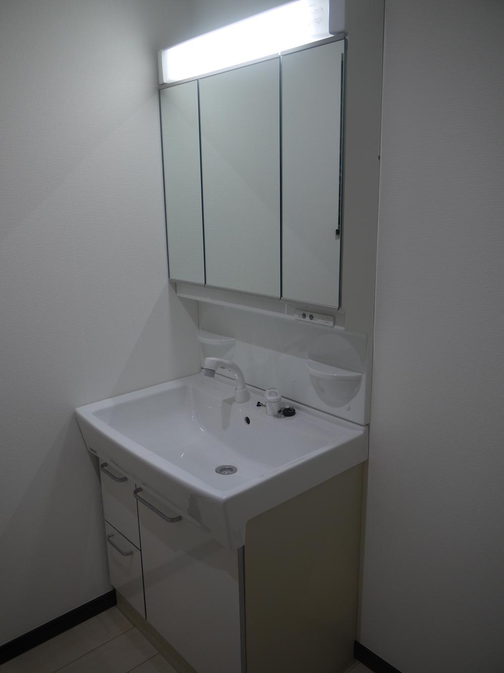 Wash basin, toilet. Indoor (12 May 2013) Shooting