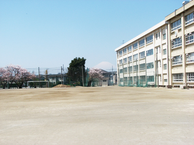 Junior high school. Chigasaki City Tsurumine junior high school (junior high school) up to 804m