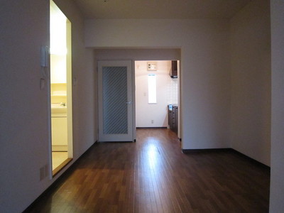 Living and room. Back is the kitchen. (Current state priority)