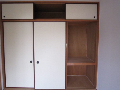 Receipt. Storage of the south side of the Western-style ・ Upper closet. (Current state priority)