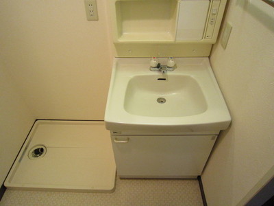 Washroom. Independent wash basin ・ There is a washing machine inside the storage shoe box. (Now