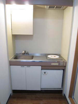 Kitchen. 1-neck IH with stove