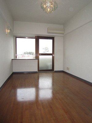 Living and room. Air conditioning ・ Chandelier with lighting