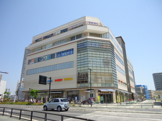 Shopping centre. 400m to terrace Mall (shopping center)