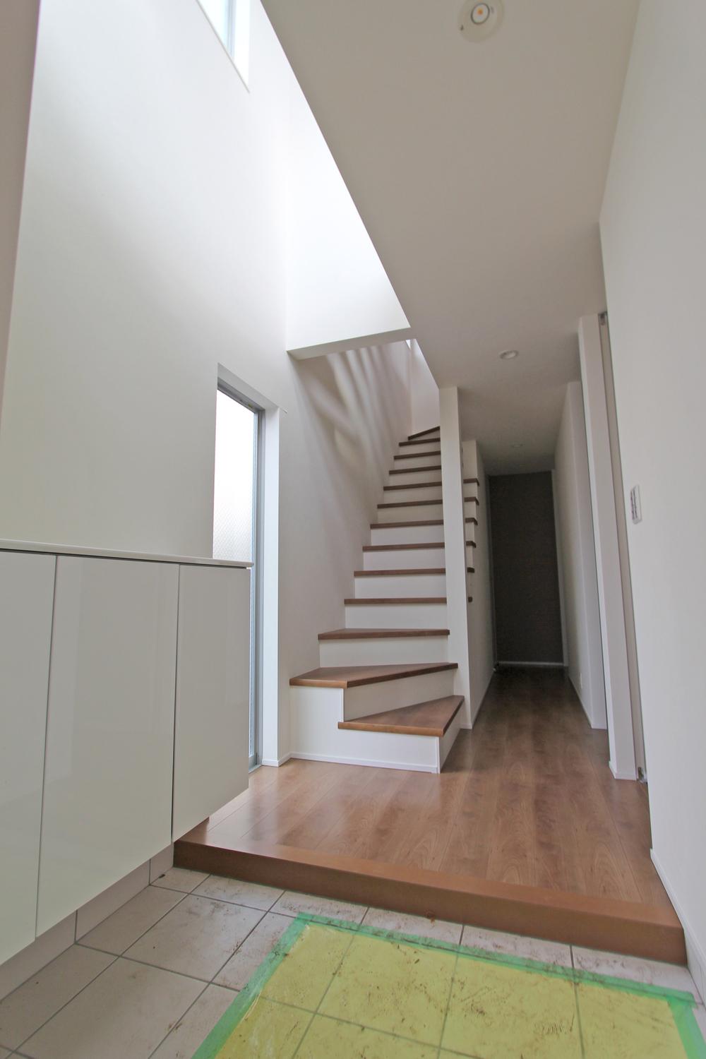 Entrance. Same house builders construction results