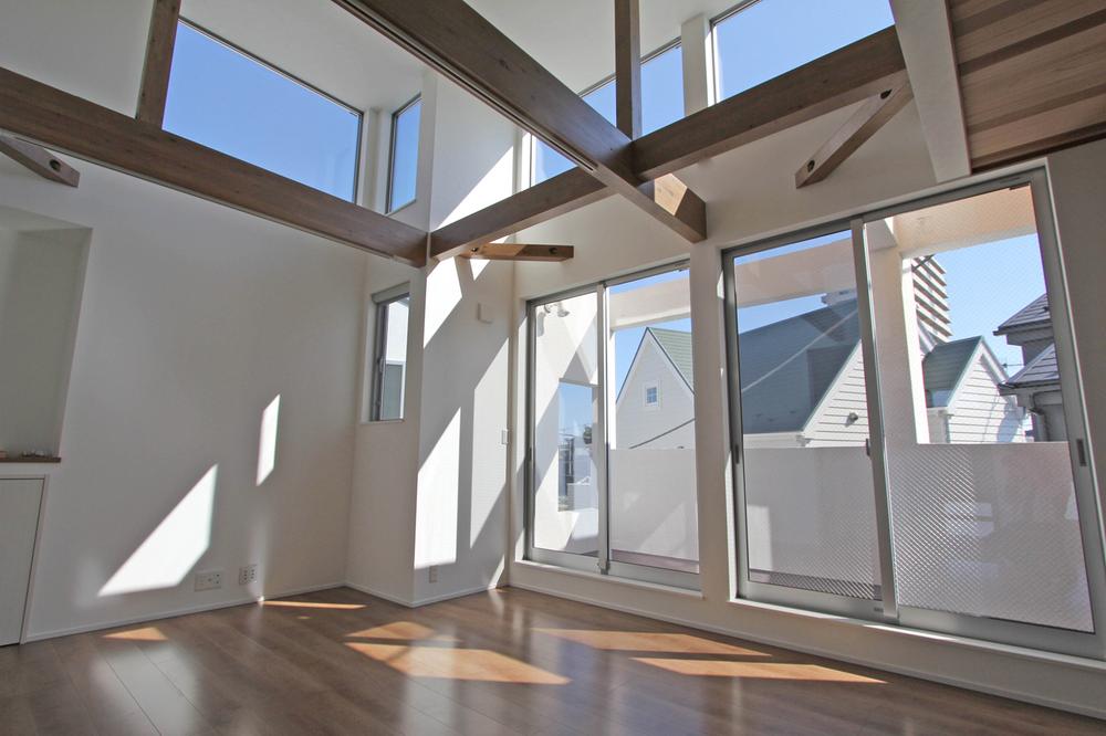 Same specifications photos (living). Same house builders construction results