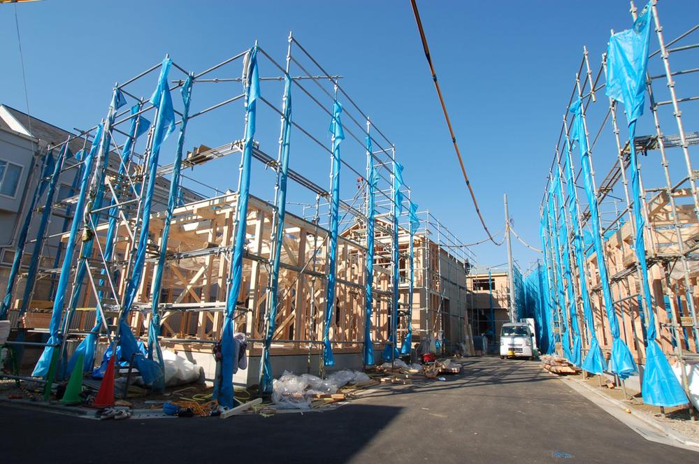 Local photos, including front road. Since the front road is located spacious 5m, It is also comfortably in the weaker of parking!