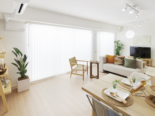 Full of spacious and airy living room ・ dining. There is no projection of the corner posts in the adoption of out-frame construction method, The room is clean. You can also smoothly furniture placement