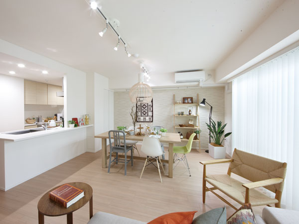 Living.  [living ・ dining] Bright south with a wide opening in the living room ・ Planning the dining. By employing the no face-to-face kitchen partition wall, To emphasize the sense of unity and leisurely and the breadth of the space, Family has pursued a space of warm reunion gathering.