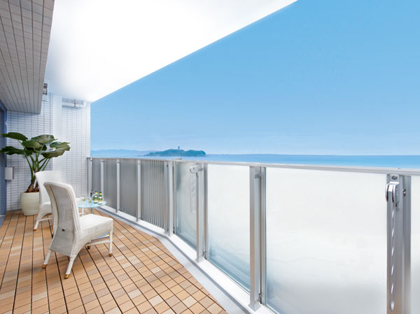 Living.  [balcony] The leisurely and the depth of about 2m of the balcony of the previous, Where to be wide sky and, Ocean view you can enjoy.  ※ Vista direction of the dwelling unit ・ position ・ It depends on the rank, It is not intended to be permanently guaranteed.