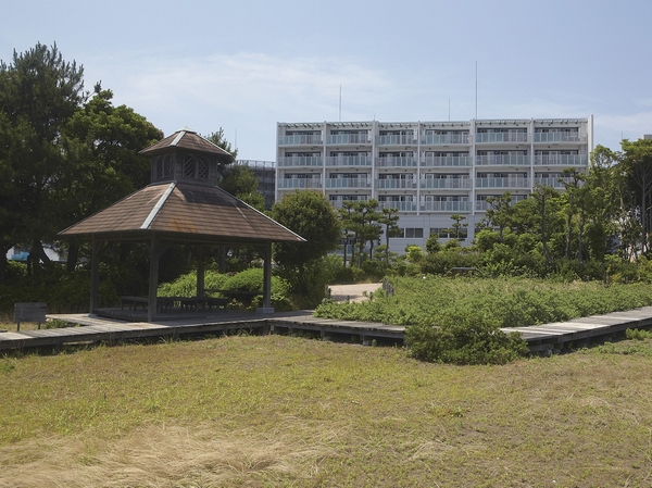 Building structure. Finished appearance photo local across the street, Seaside natural ecology Park (a 3-minute walk ・ The building seen from about 170m) is, Designed by architect "cdi" who are active in the world. Modern building was a white keynote is felt airy appropriate to Shonan