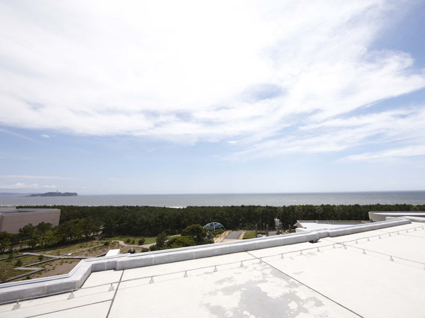 Building structure. You can enjoy magnificent views overlooking the Enoshima Metropolitan Eboshiiwa from the Sky Terrace. Happy shared facilities in front of the point surfers wave check can also of the eye
