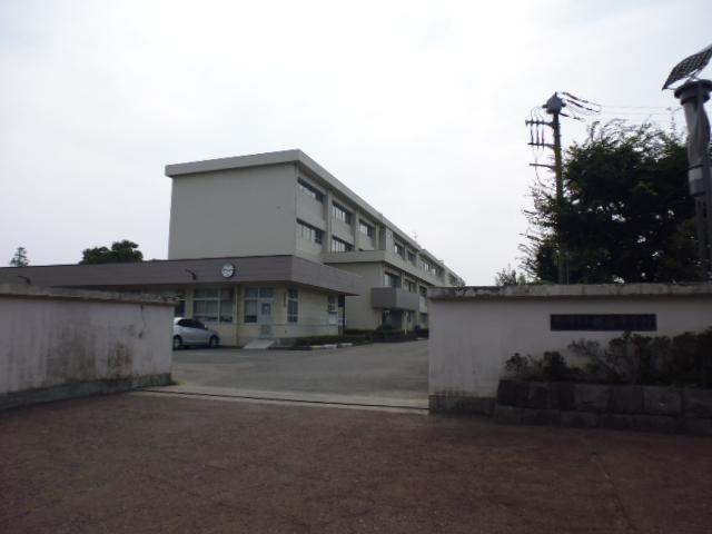 Junior high school. Up to about Tsurumine junior high school 650m