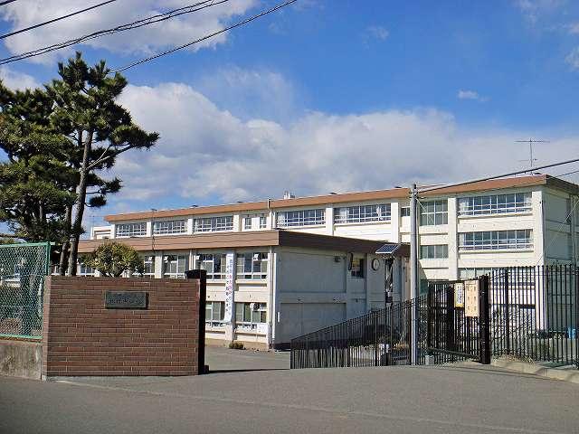 Junior high school. 1150m until the pine forest junior high school