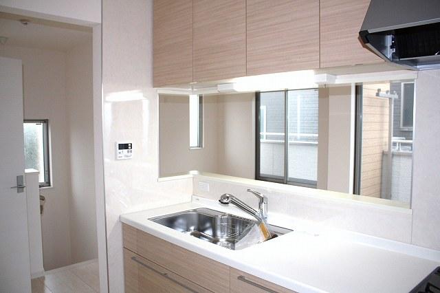 Kitchen. All five households of development subdivision. this time, Ready-built 1 building, Good per yang. About walk to JR "Tsujido Station" 17 minutes. Face-to-face kitchen your child of the movement is overlooking. (No.B Building)