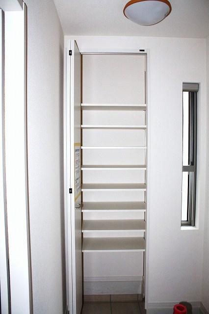 Receipt. Next to the entrance hall of No.B Building, Large glad housing is attached. Shoes and other storage also will enter the clean clean.