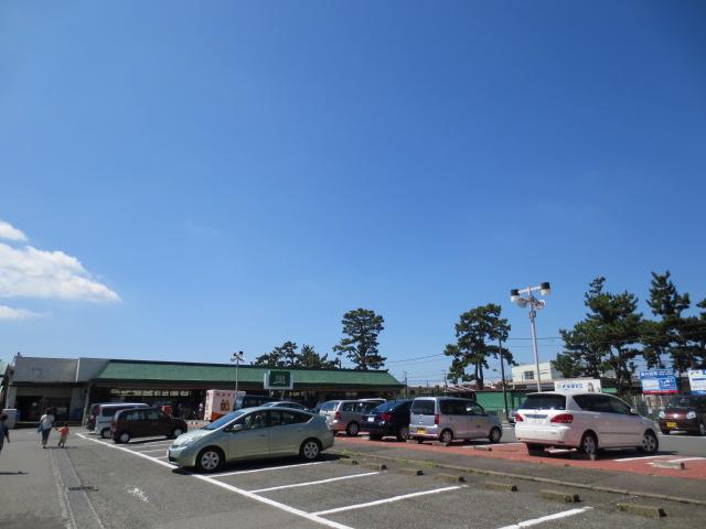 Supermarket. 600m to Fuji Super