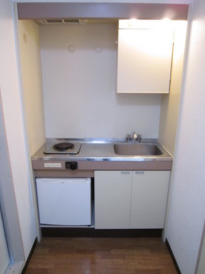 Kitchen. 1-neck with stove