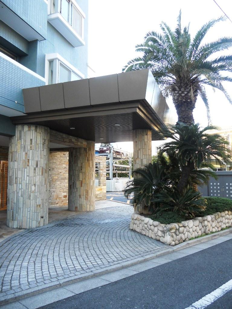 Entrance. Entrance (December 2013 shooting)