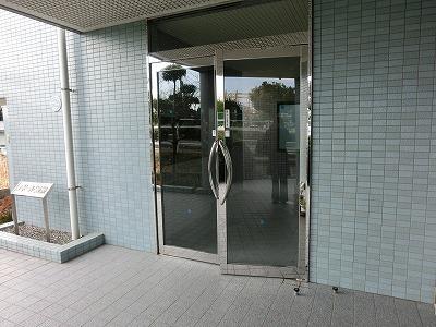 Entrance. Convenient undercover entrance to rain