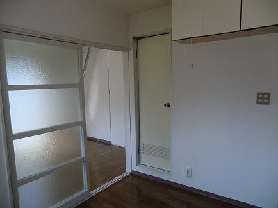 Living and room. Partition door of DK and Western is convenient