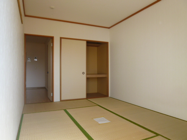 Living and room. Japanese-style room 6 tatami ・ Armoire ・ Yes shutters