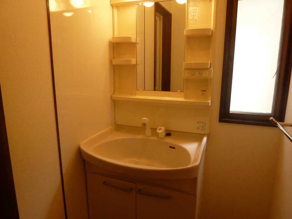 Wash basin, toilet. Wash basin.