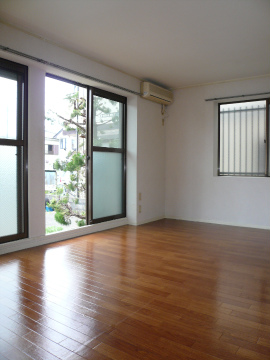 Living and room. There is also a spacious Western-style about 12 Pledge